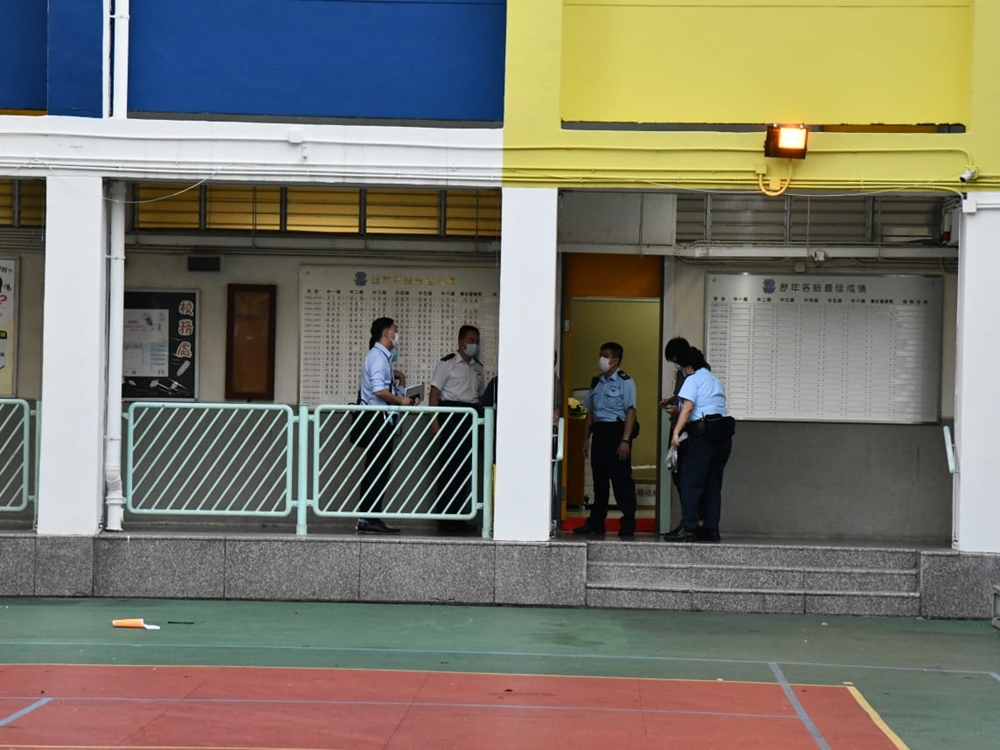 警員到校內調查。