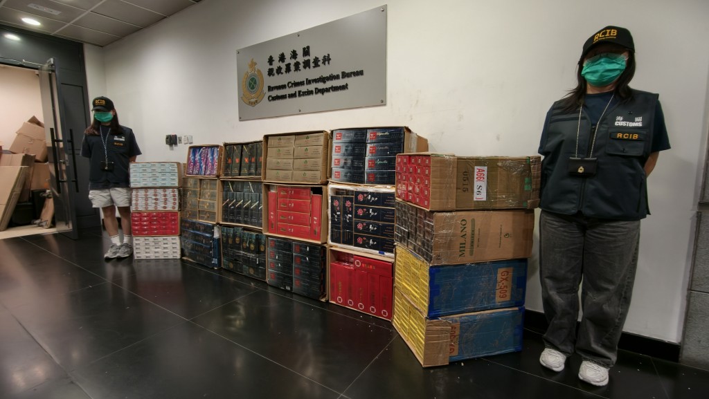 海關檢獲75萬支懷疑私煙,估計市值約338萬元,應課稅值約248萬元。黃文威攝 海關檢獲75萬支懷疑私煙,估計市值約338萬元,應課稅值約248萬元。黃文威攝