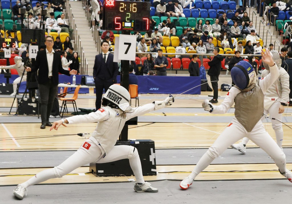 梁殷僑（左）在「青年組」及「少年組」都對正亞少隊友之一的龍卓盈（右）。徐嘉華攝