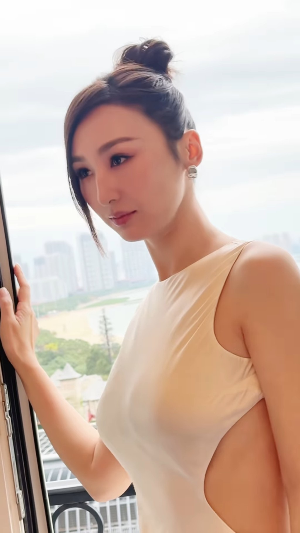 高海宁穿上一件剪裁简单的晚装长裙。 高海宁穿上一件剪裁简单的晚装长裙。