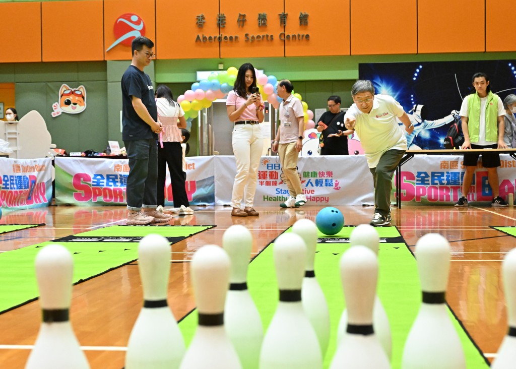 政務司副司長卓永興到香港仔體育館,與市民參與保齢球同樂活動。 政務司副司長卓永興到香港仔體育館,與市民參與保齢球同樂活動。