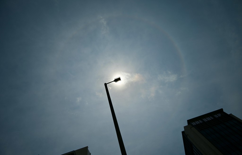 天文台解釋，「日暈」是當陽光經過由冰晶組成的卷狀雲時，所折射的光環。蘇正謙攝