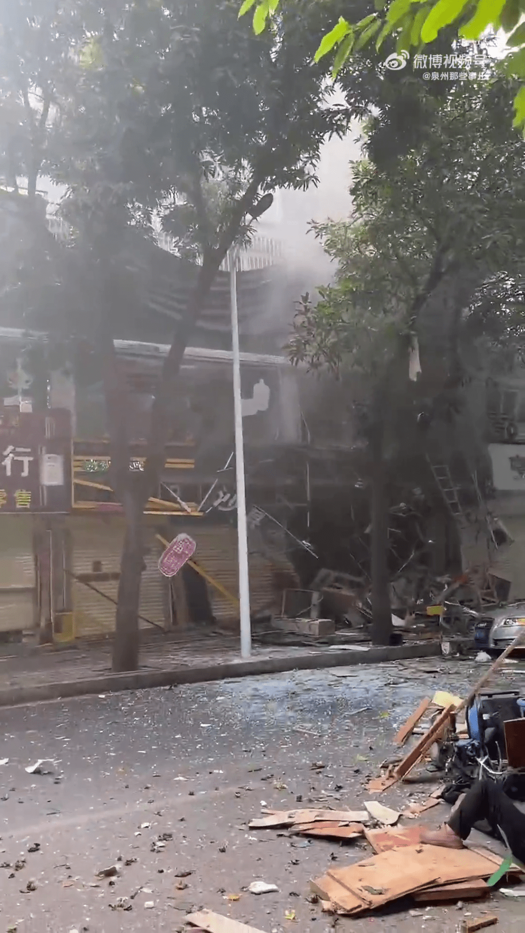 汕头一快餐店发生石油气罐爆炸，现场一片狼藉。网片截图