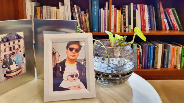 鄧炳強辦公室桌面上有他和女兒小時候的合照。鄧炳強fb