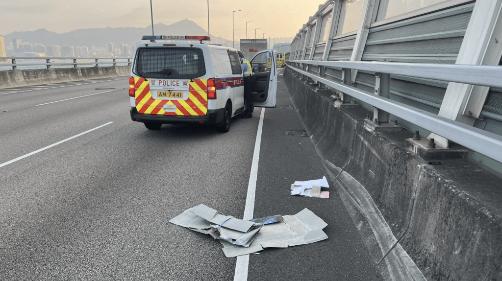 東區走廊一輛私家車為了避紙皮急煞車，遭尾隨貨車撞前25米。蔡楚輝攝