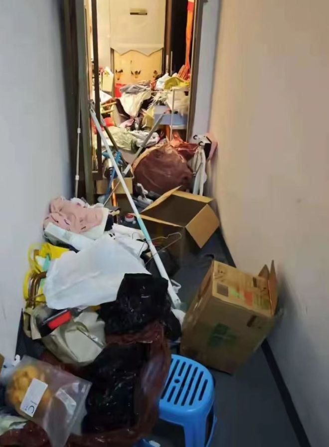 程女士的垃圾多到1500呎豪宅也放不下。新聞坊 程女士的垃圾多到1500呎豪宅也放不下。新聞坊