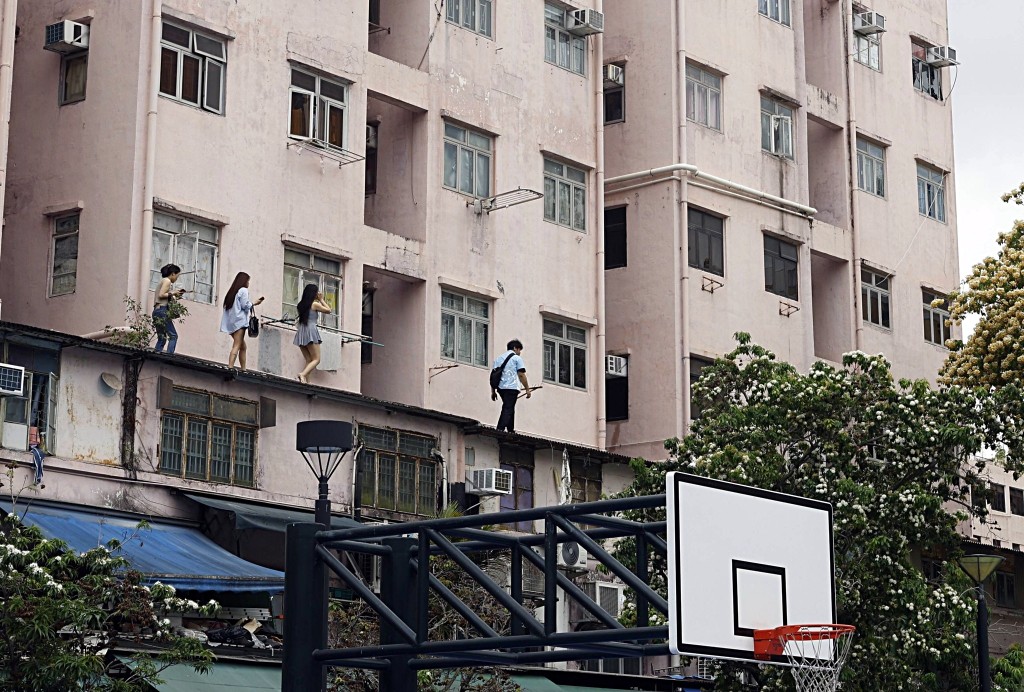 其後由一名男子帶回樓宇內。Threads