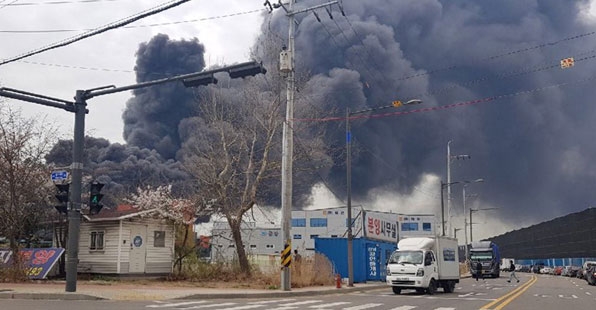 南韩仁川工业区化工厂大火，现场浓浓黑烟不断窜出。(网图)