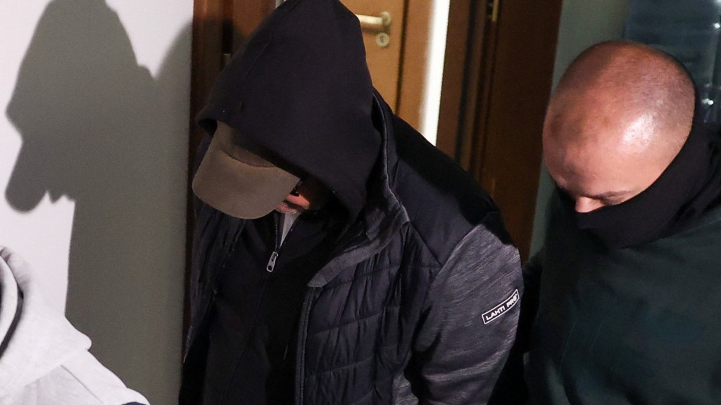 北溪爆炸案疑犯弗拉基米尔(Volodymyr Zhuravlov)由警员押送至法庭。 路透社 北溪爆炸案疑犯弗拉基米尔(Volodymyr Zhuravlov)由警员押送至法庭。 路透社