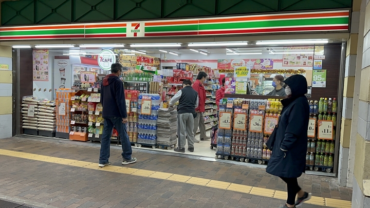 馬鞍山耀安邨商場地下7-11便利店，被賊人劫走啤酒及2000元現金。劉漢權攝