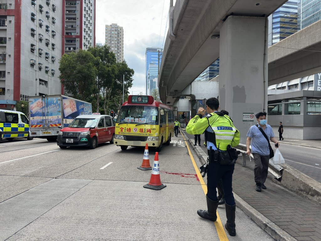 警員調查事件原因。梁國峰攝 警員調查事件原因。梁國峰攝