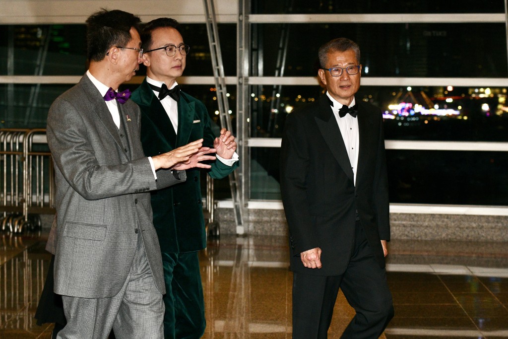 財政司司長陳茂波（右）到場，中大醫學院院長陳家亮（中）迎接。盧江球攝