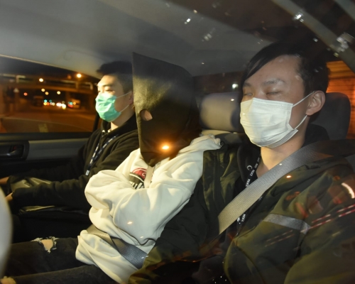 警方拘捕女子。