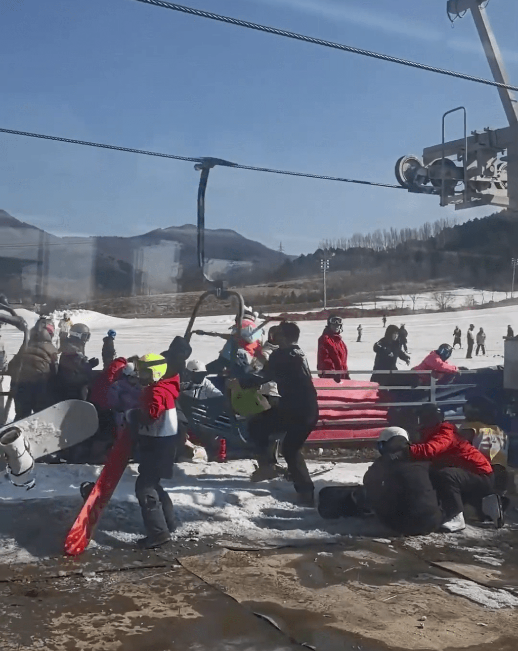 遼寧滑雪場索道突快速倒行，遊客被迫纜車跳下險象環生。