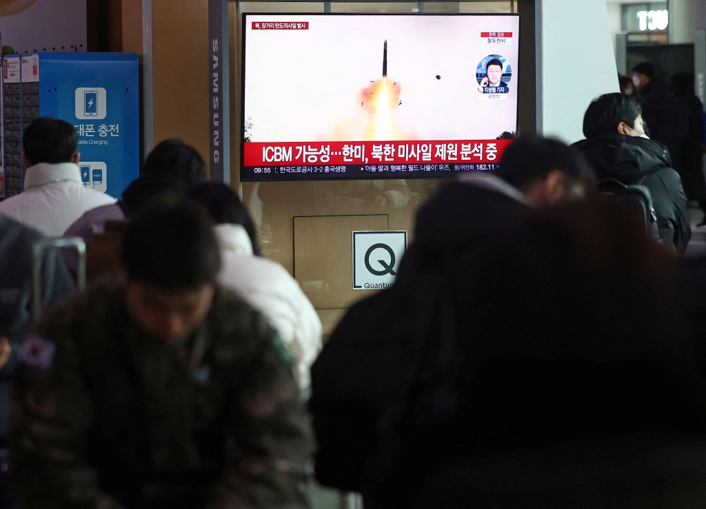 首爾火車站電視屏幕報道北韓發射導彈的消息。路透社