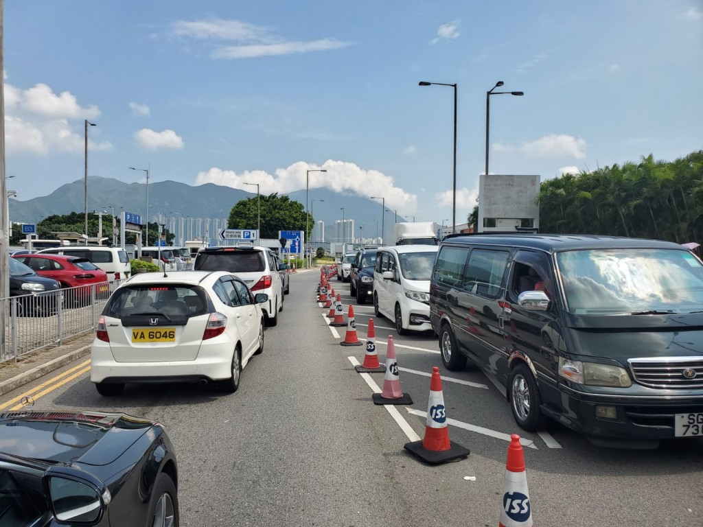 入機場現車龍。梁國峰攝