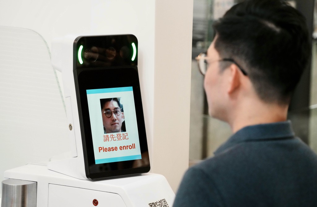 「無感e-道」運用容貌識別及AI影像分析技術核實身份。