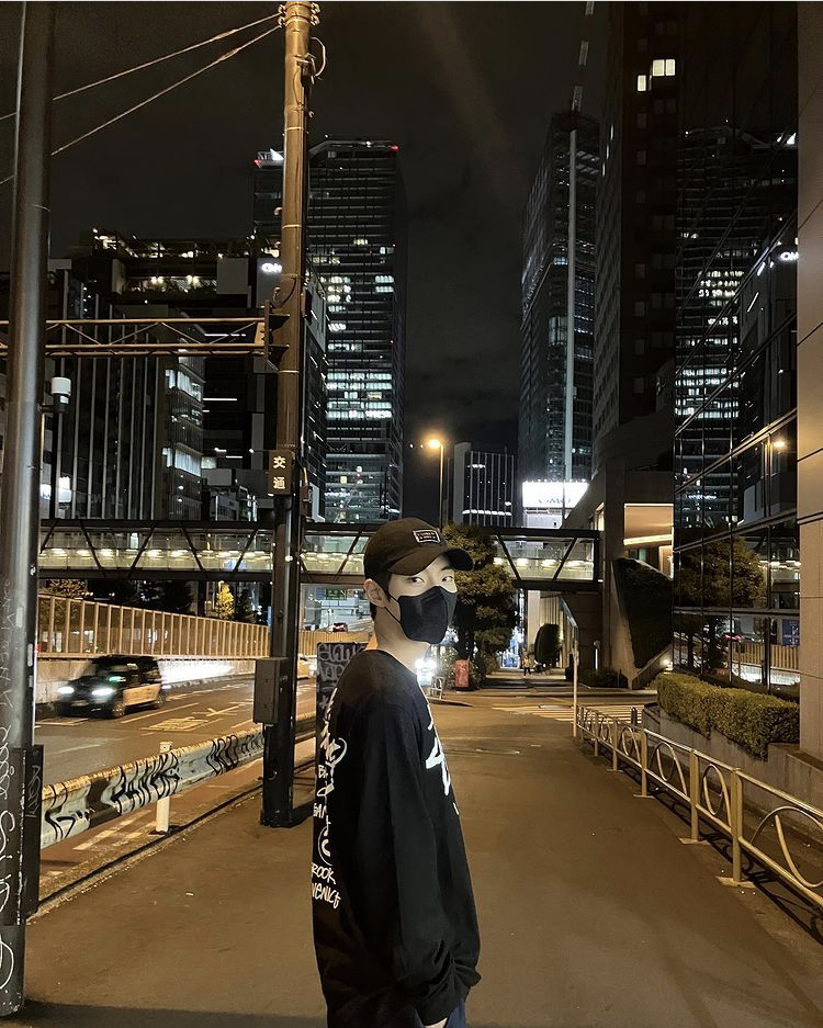 韓星黃寅燁以潮牌Stussy名字圖案衞衣，襯以黑色Cap及深藍色褲，造型簡潔休閒。（圖片源自黃寅燁Instagram）