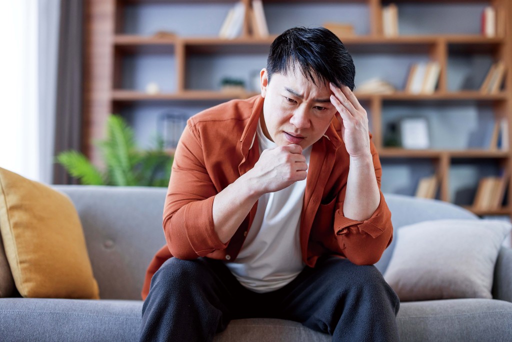 持續感到焦慮不安,會出現肌肉繃緊、流汗、心悸等生理症狀。 持續感到焦慮不安,會出現肌肉繃緊、流汗、心悸等生理症狀。