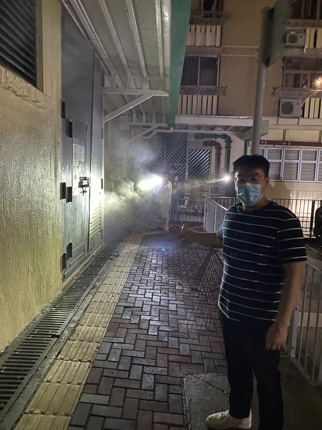 有大廈機房位置冒出濃煙。網圖