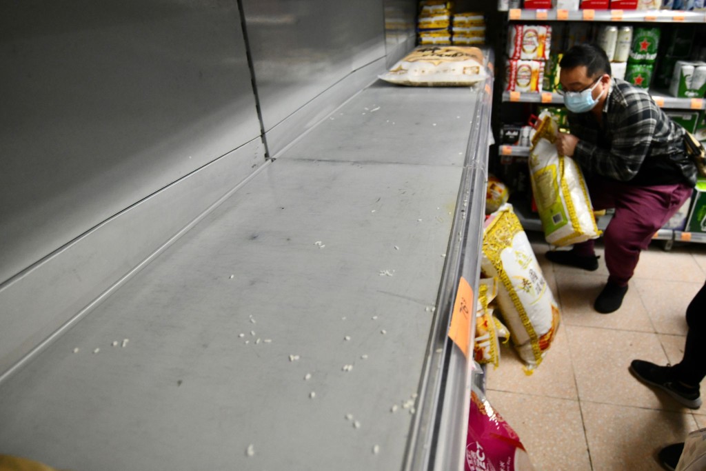 致多間超市貨架因未能即時補貨而被清空。