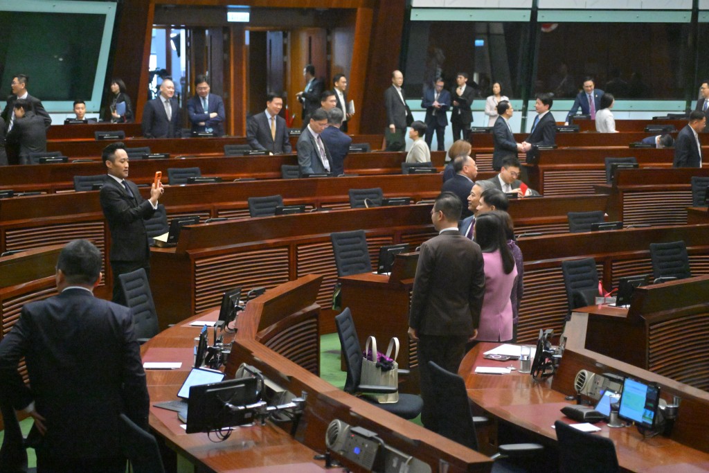 議員們同樣一片紫氣。 議員們同樣一片紫氣。