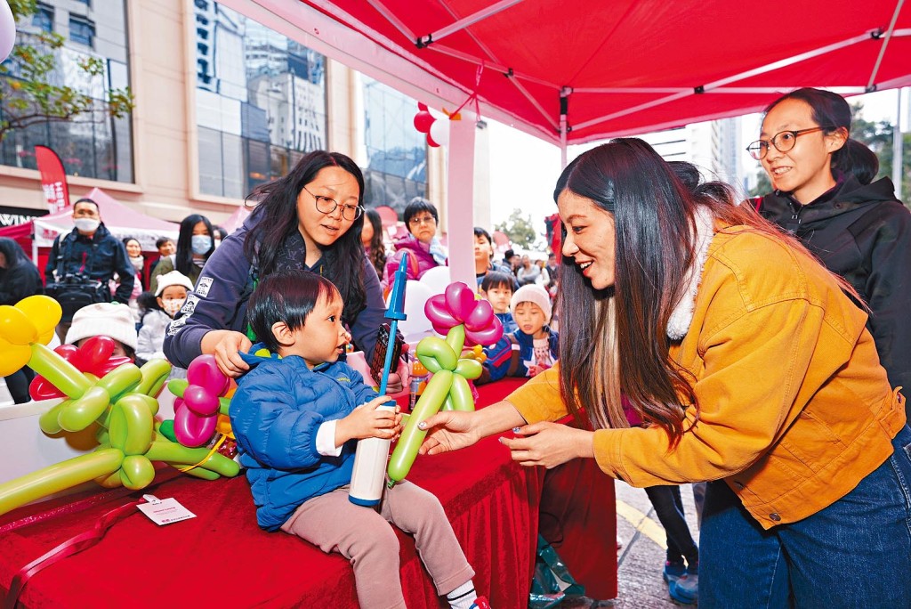 社區節設有由多個社區夥伴舉辦的攤位遊戲，公眾踴躍參與試玩。