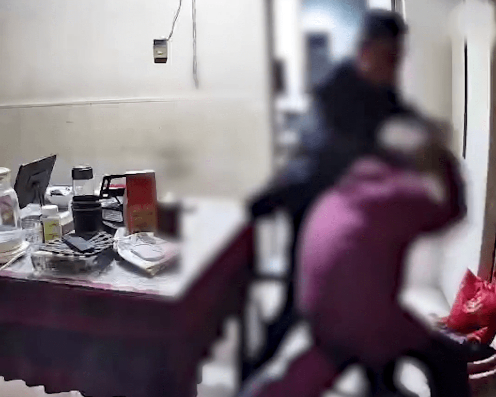 江蘇男因瑣事起爭執，動手打母親，又扇耳光又扯頭髮。