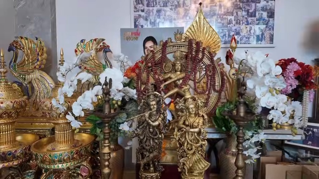 胡慧冲到訪泰國爆紅命理師Mor Plai的豪宅。 胡慧冲到訪泰國爆紅命理師Mor Plai的豪宅。