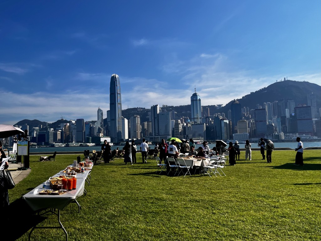 市民可以一邊野餐,一邊享受維港美景。 市民可以一邊野餐,一邊享受維港美景。