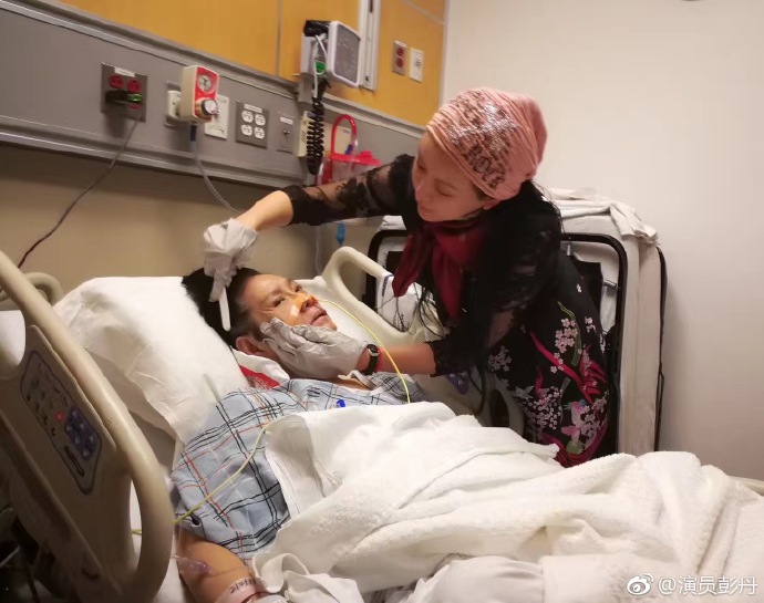 彭丹努力照顧患病的母親。