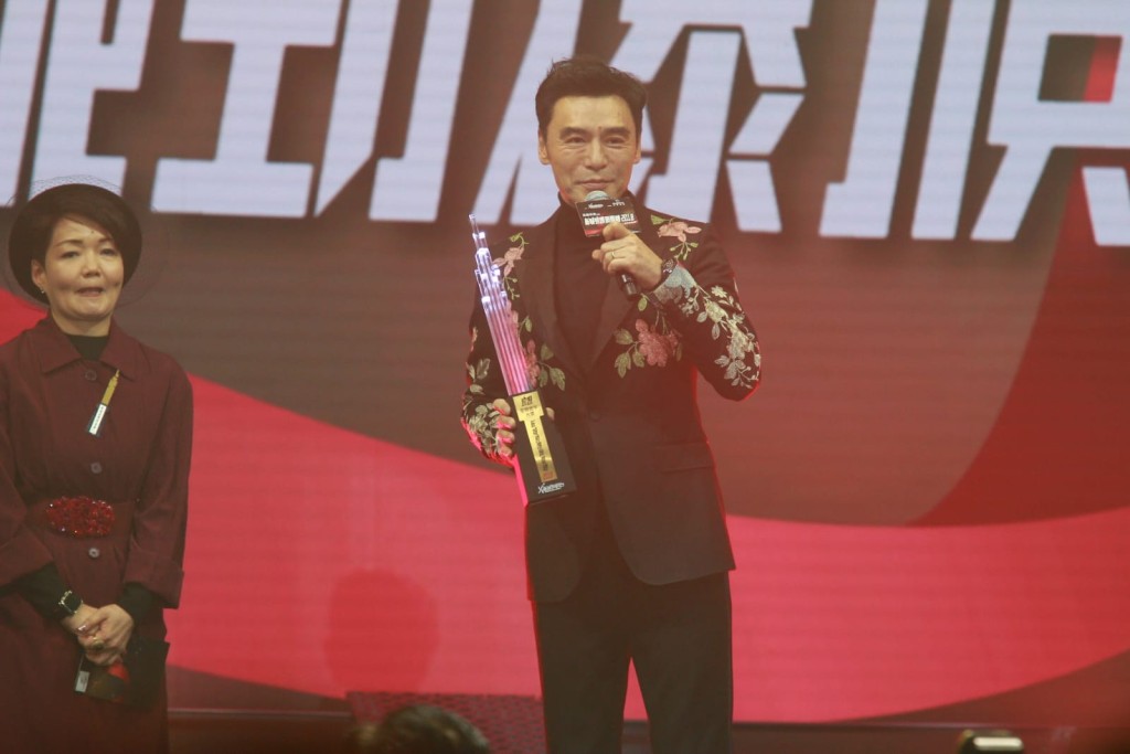 钟镇涛得至尊歌手大奖。