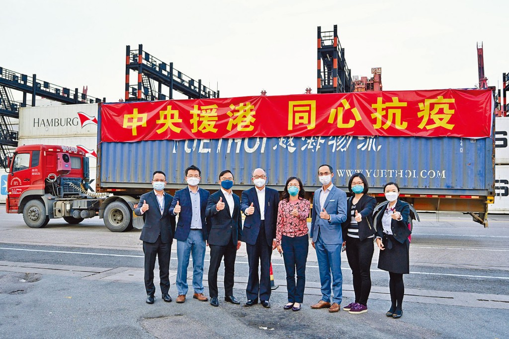 內地接駁至港海上快運輸服務全面開通,運房局局長陳帆(左四)等在葵青貨櫃碼頭見證運作。