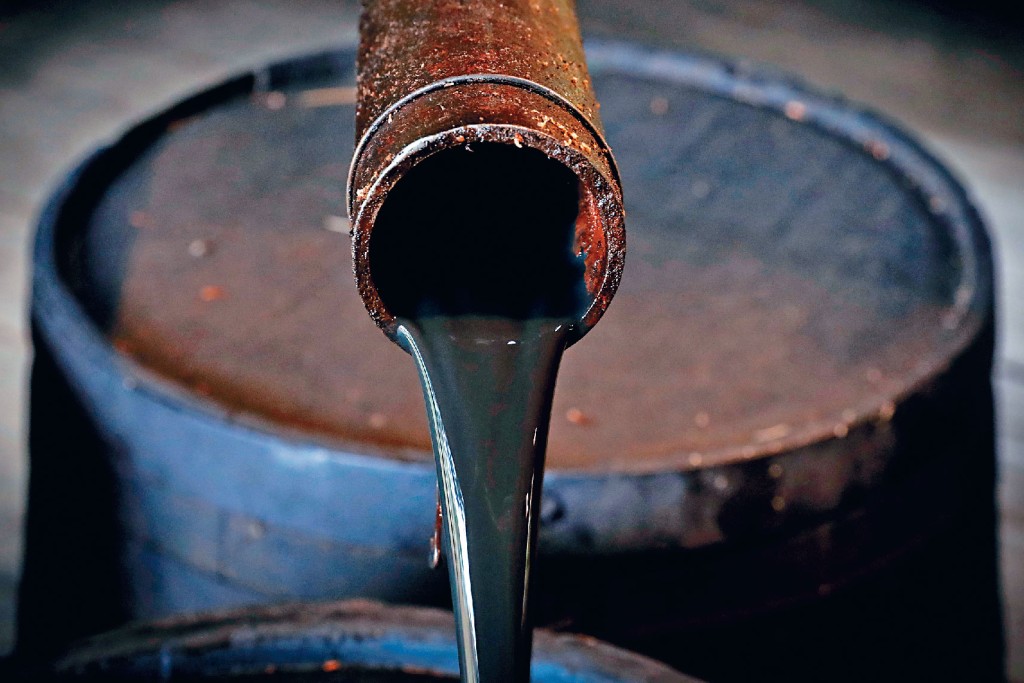 石油是一種黏稠的深褐色液體，又稱為原油。