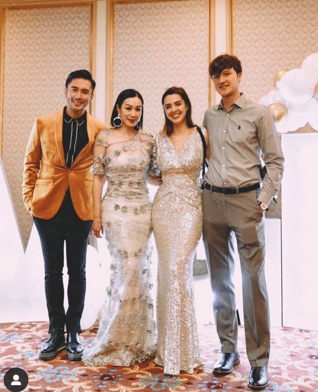 Yasmine曾帶外籍男友與媽咪及繼父合照。