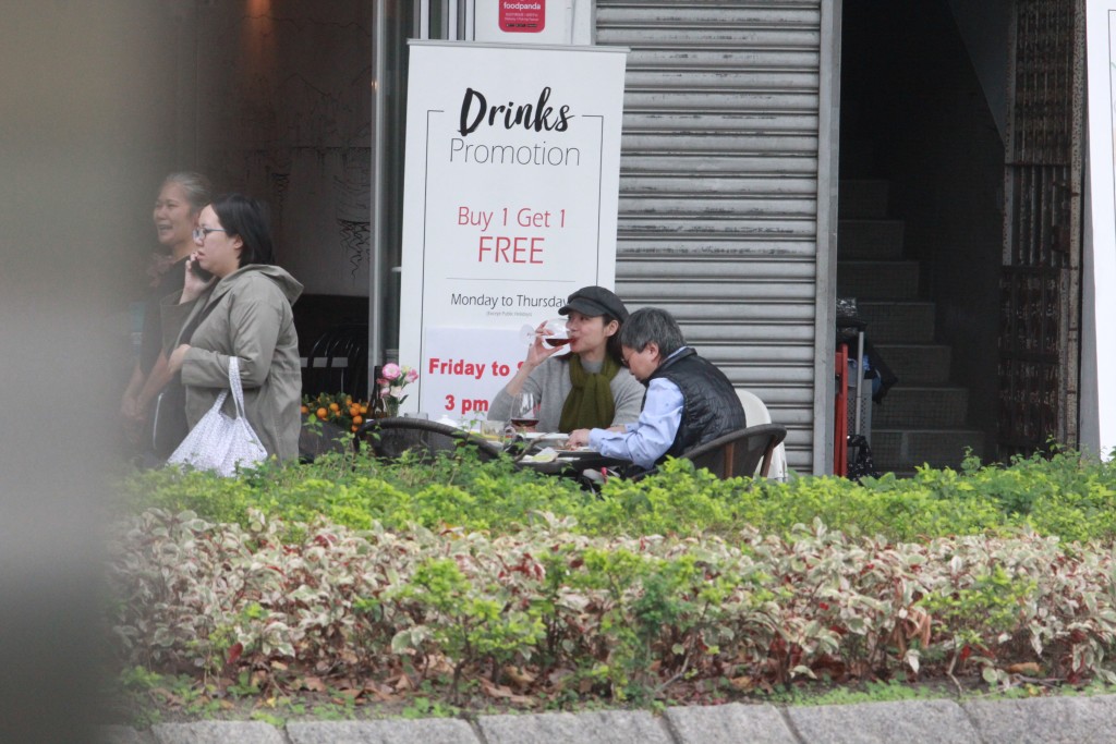 之後，萬綺雯飲酒、傾偈都全程瞇瞇嘴笑。