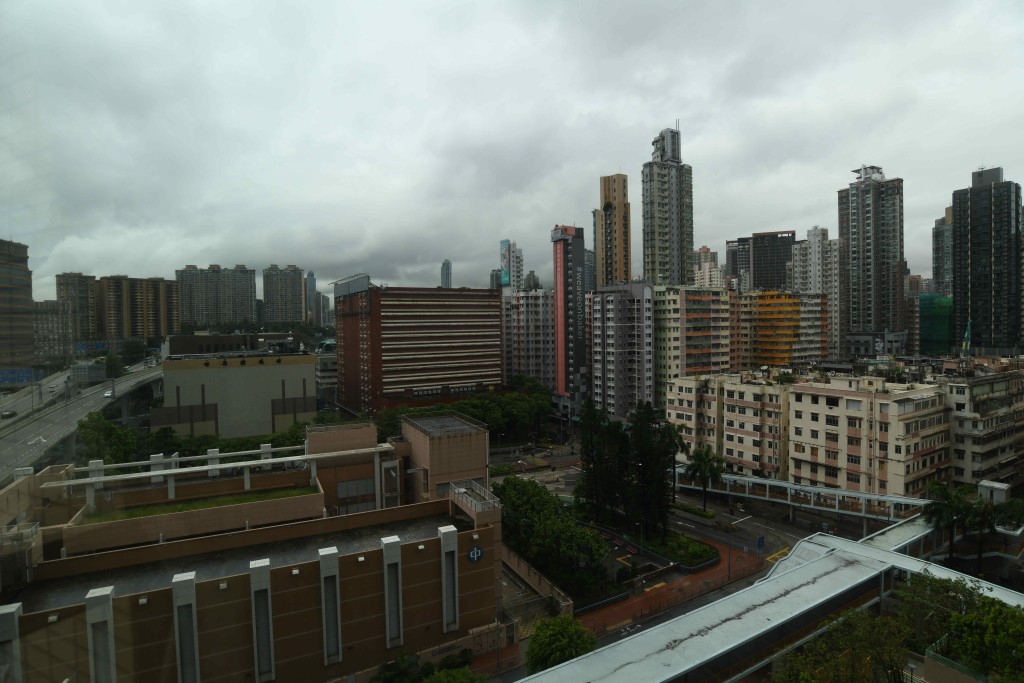 單位向北，外望為區內市景，更可眺望至朗豪坊一帶，景觀開揚。