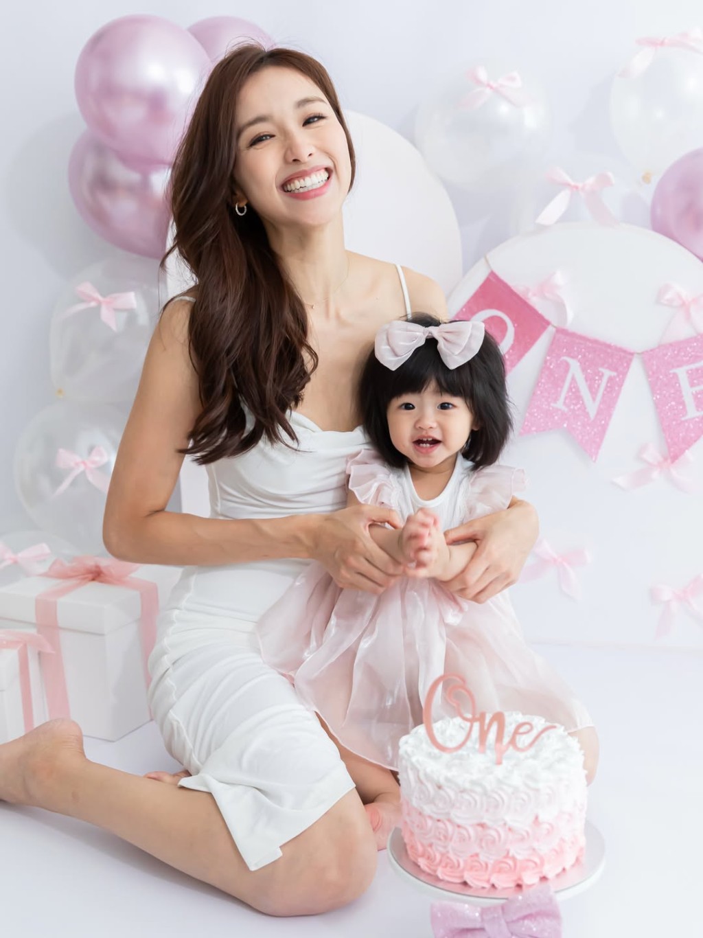 近日曾淑雅在社交平台分享為女兒慶生,相中她緊抱女兒,眼神流露滿滿母愛。 近日曾淑雅在社交平台分享為女兒慶生,相中她緊抱女兒,眼神流露滿滿母愛。
