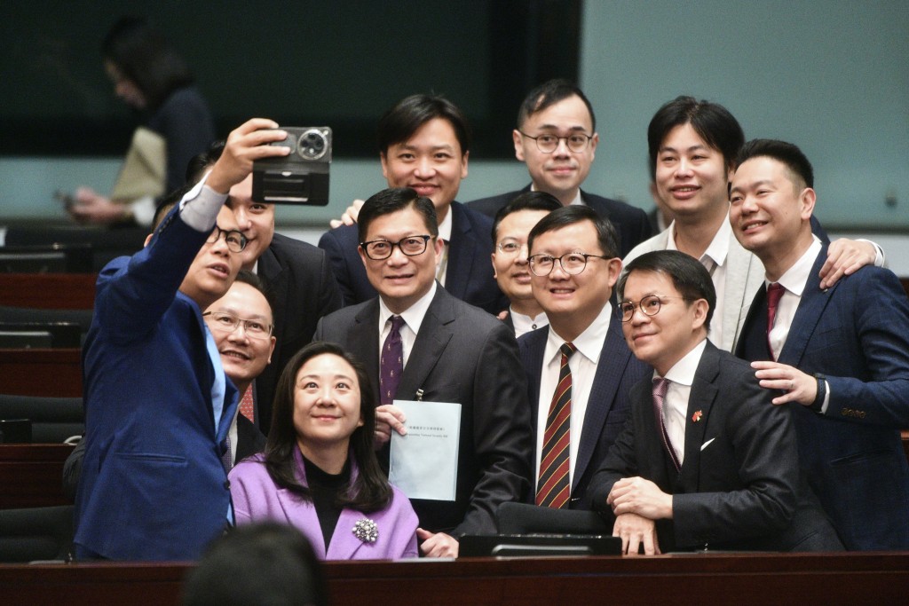 会议开始前，保安局局长邓炳强与民建联一众议员合照。（卢江球摄）