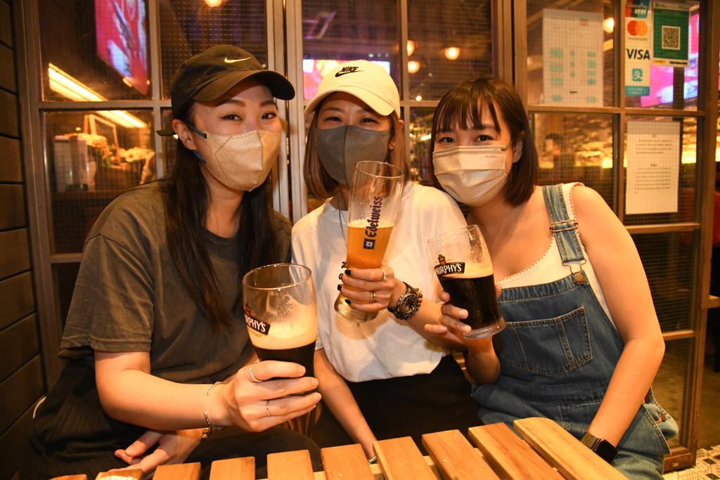 Apple (左)、陳小姐(中)和Carman(右)在旺角酒吧暢飲,享受久違了的夜生活。 李家傑攝