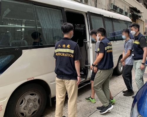 入境處一連3日反非法勞工行動,拘9黑工5僱主。警方圖片