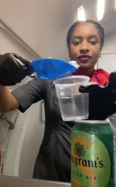 许多网民也表示在航机上饮姜汁汽水风味更佳。