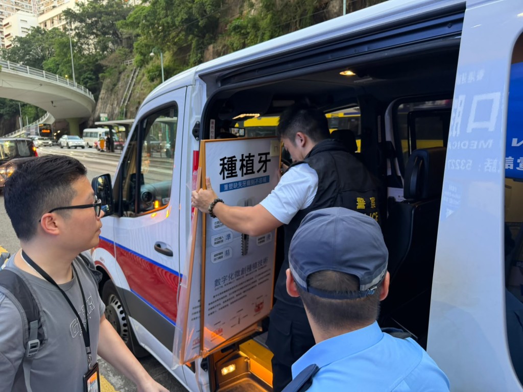 警方帶走廣告牌。曾志恒攝