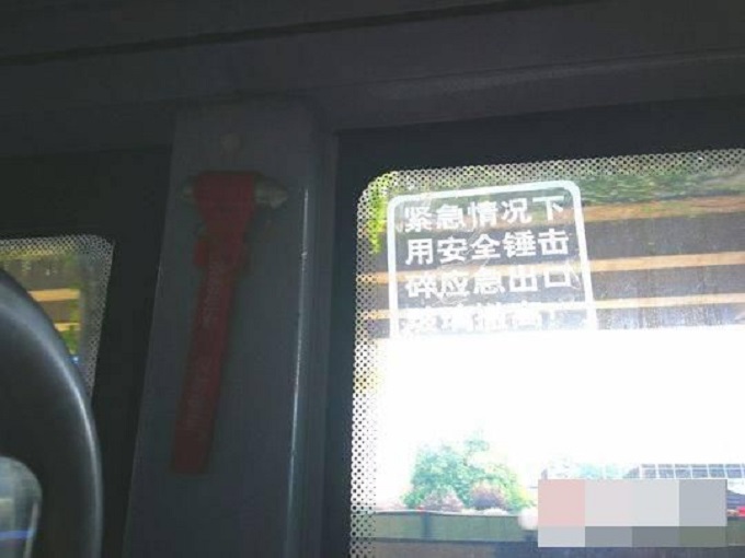 男子取下了一個掛在車上的紅色安全錘,砸碎了巴士車窗。網圖