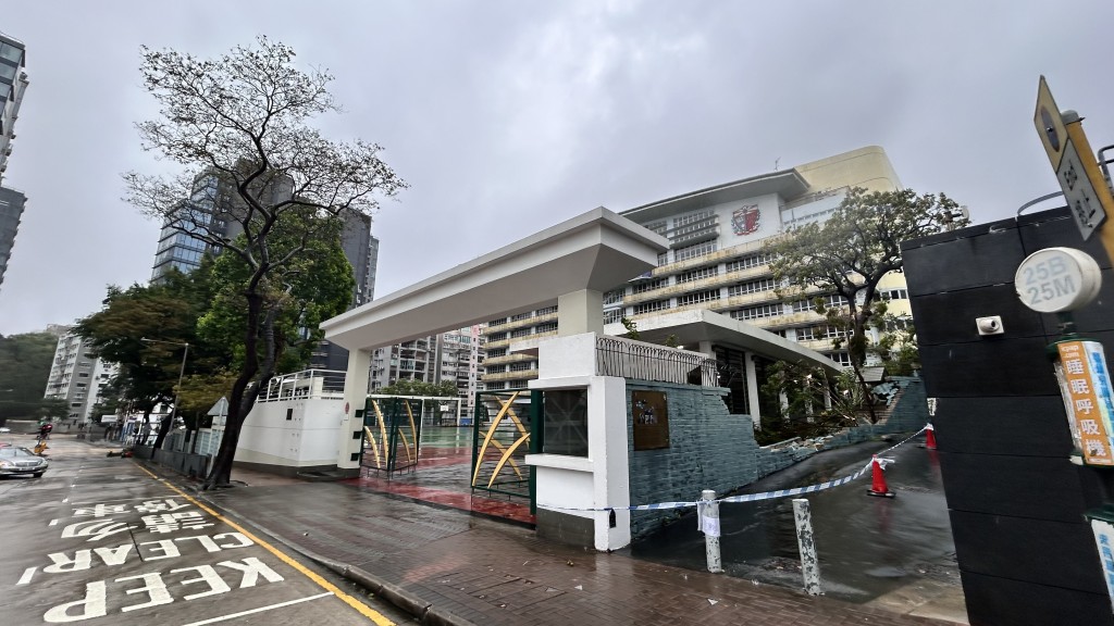 喇沙小學在颱風期間，外牆倒塌。資料圖片