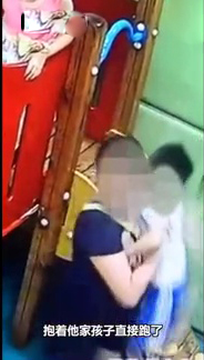 家長迅即抱起涉事小孩走人。（網圖）