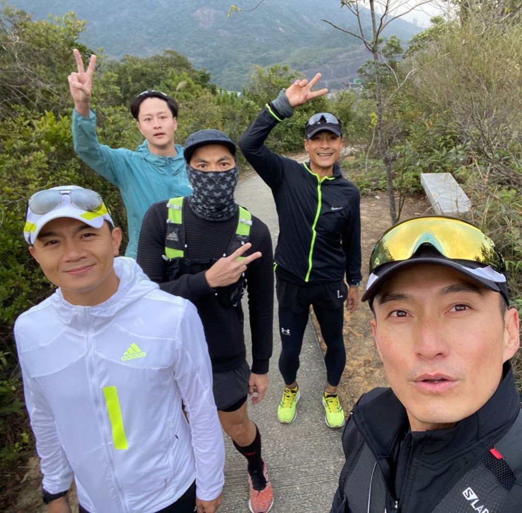 胡諾言熱愛跑步，早年與好友陳山聰、袁偉豪、謝東閔等人，組成「Crazy Runner」。