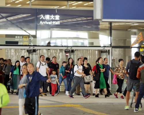 入境處估計,當中約79%的旅客,即約480萬人次,會經各陸路邊境管制站進出香港。