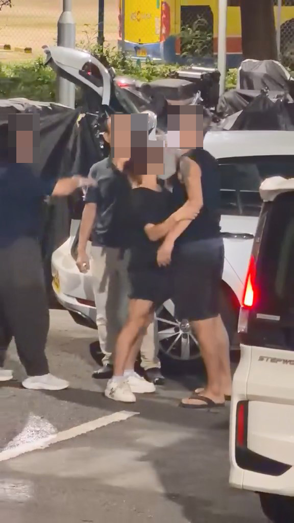 一對中年男女為泊事問題發生爭執。網上片段截圖 一對中年男女為泊事問題發生爭執。網上片段截圖