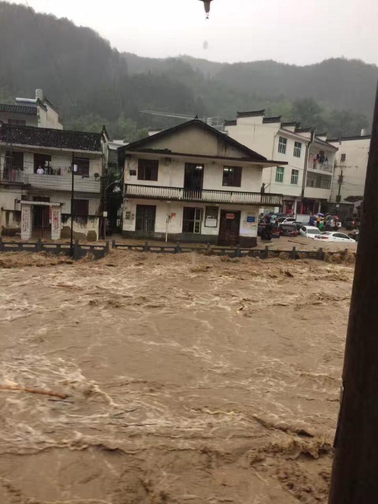 婺源大部分小鎮內溪水漫過河堤水浸。